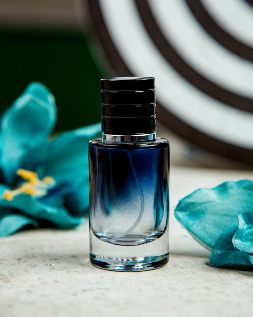 Botella de perfume azul sobre mesa, ejemplo de como saber si un perfume es original.