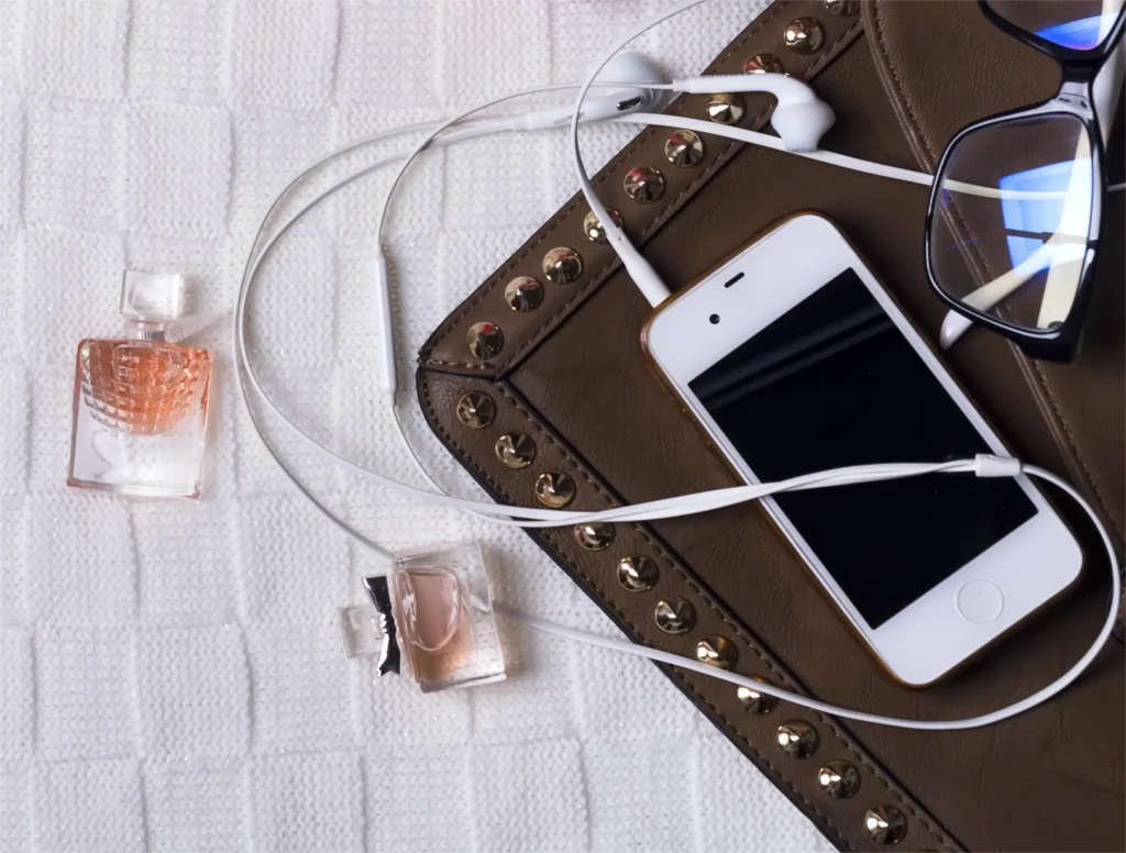 Bolso con accesorios y decants para ilustrar qué es un decant