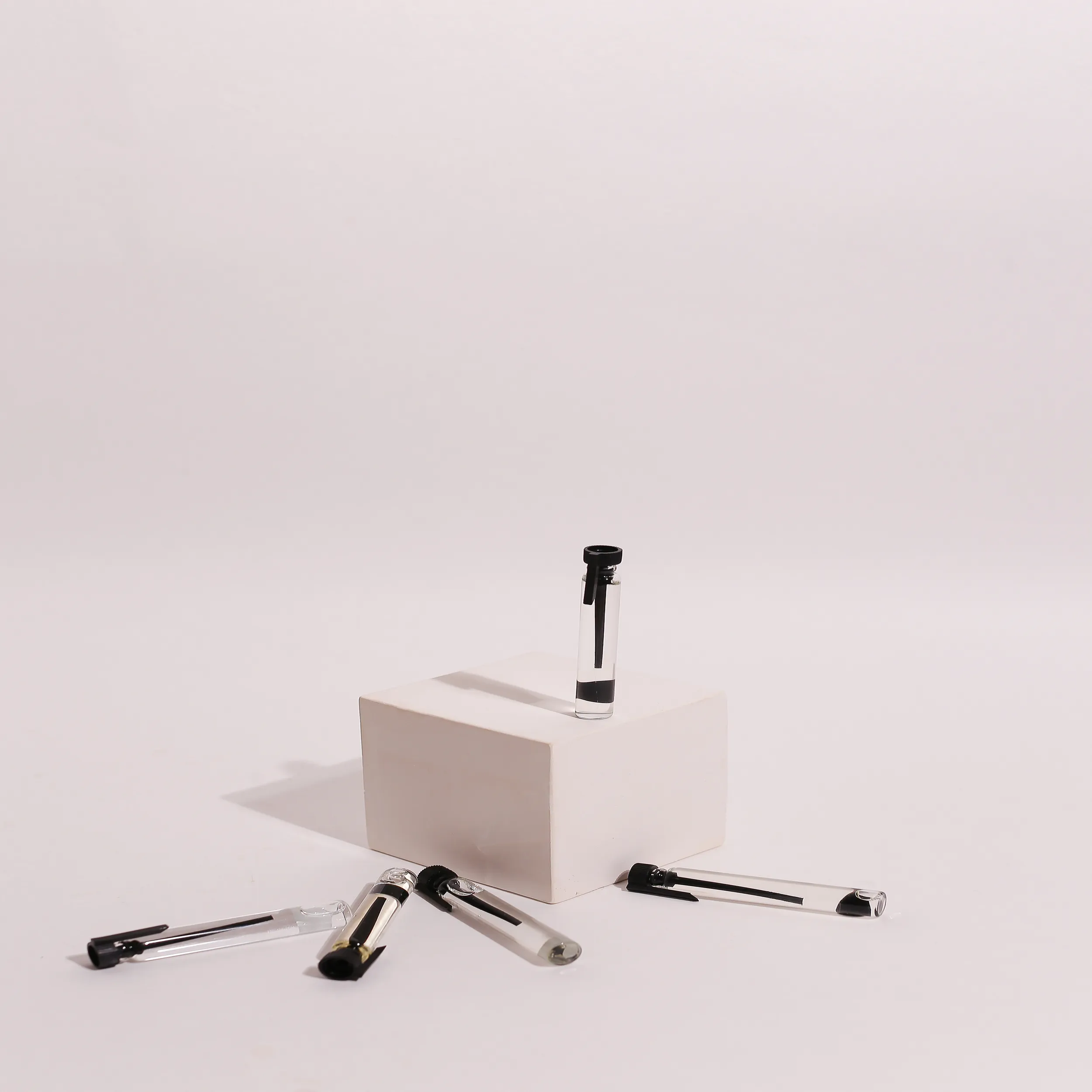 Botellas decants de perfume Louis Vuitton colocadas sobre un fondo neutro beige y moderno