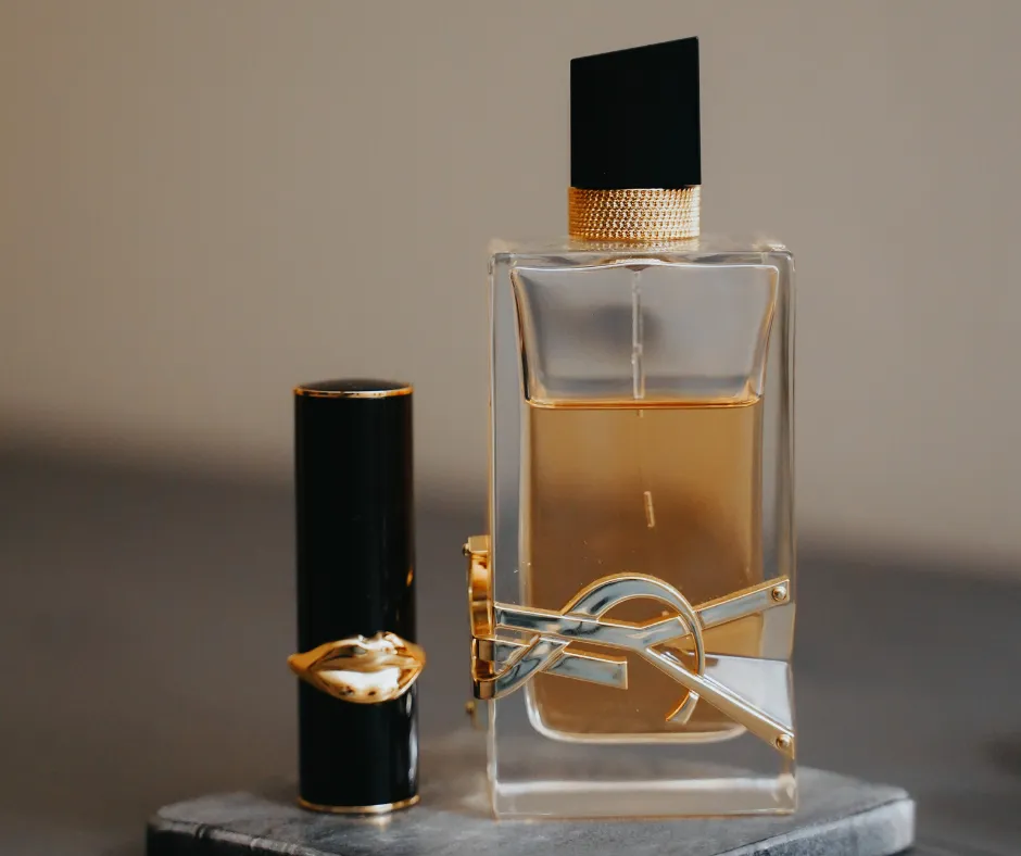 Perfumes decants presentados en frascos atomizadores y miniaturas, ideales para probar aromas de lujo por mililitro