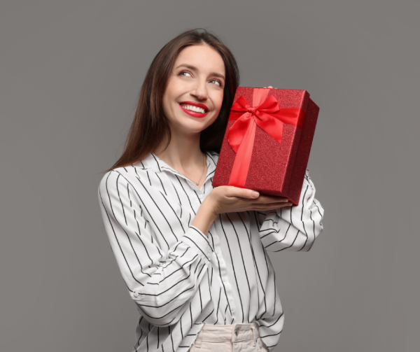 Mujer recibiendo perfumes decants como regalo especial de 14 de febrero