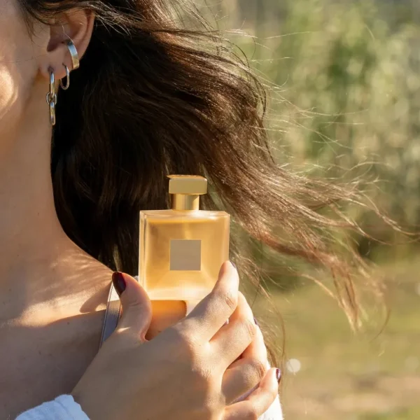 Mujer aplicando perfumes decants directamente en la piel para probar cómo evoluciona la fragancia durante el día